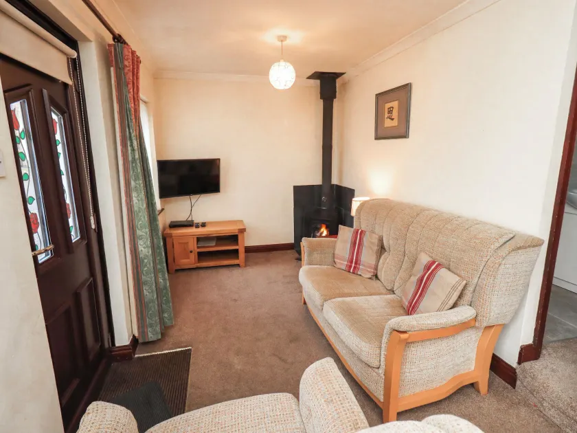 GHYLL BANK BUNGALOW, pet friendly, with open fire in Staveley - Image 1