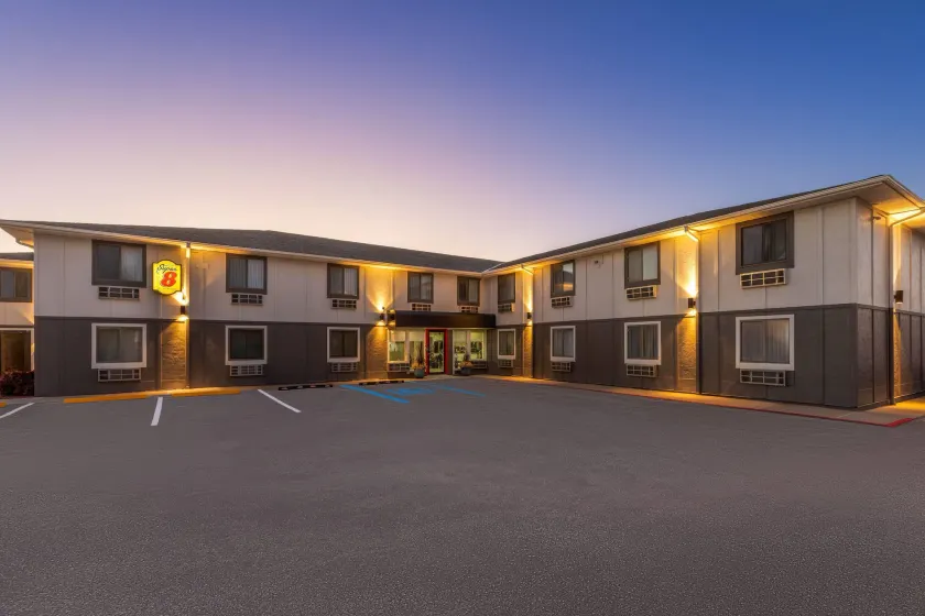 Super 8 by Wyndham Rock Port MO - Image 1