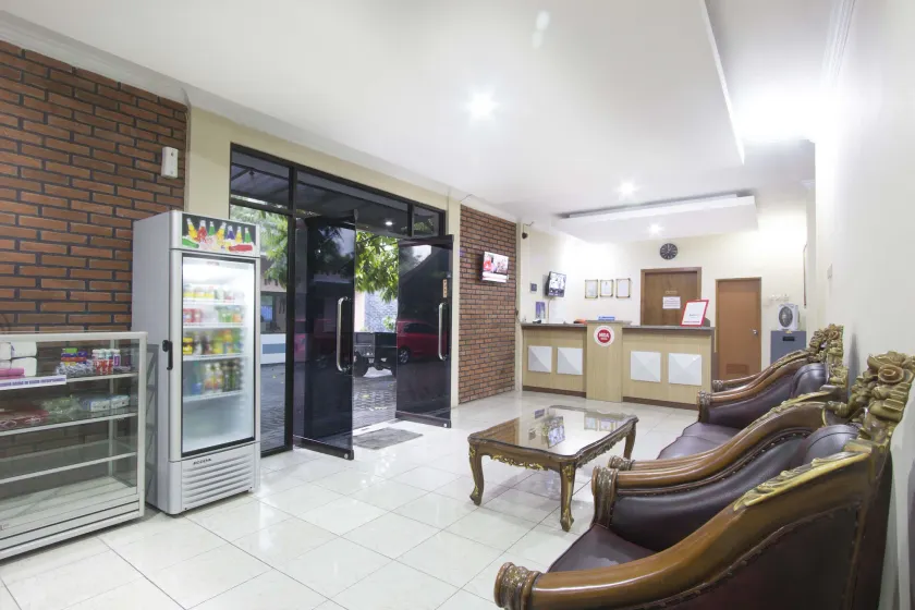 RedDoorz Plus near Stadion Mandala Krida - Indgang