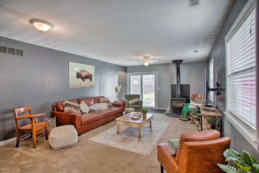 8 Mi to Lake Eerie & Dtwn Toledo! Peaceful Cottage - Image 1