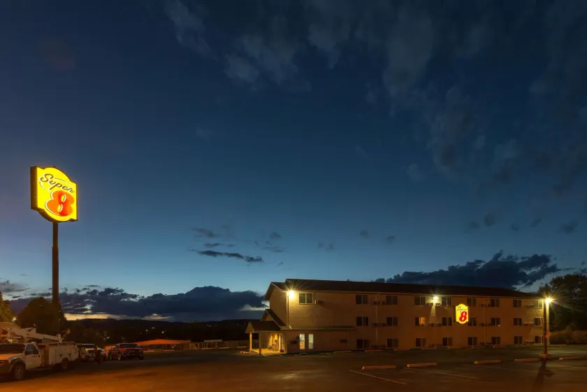 Super 8 by Wyndham Raton - Image 1