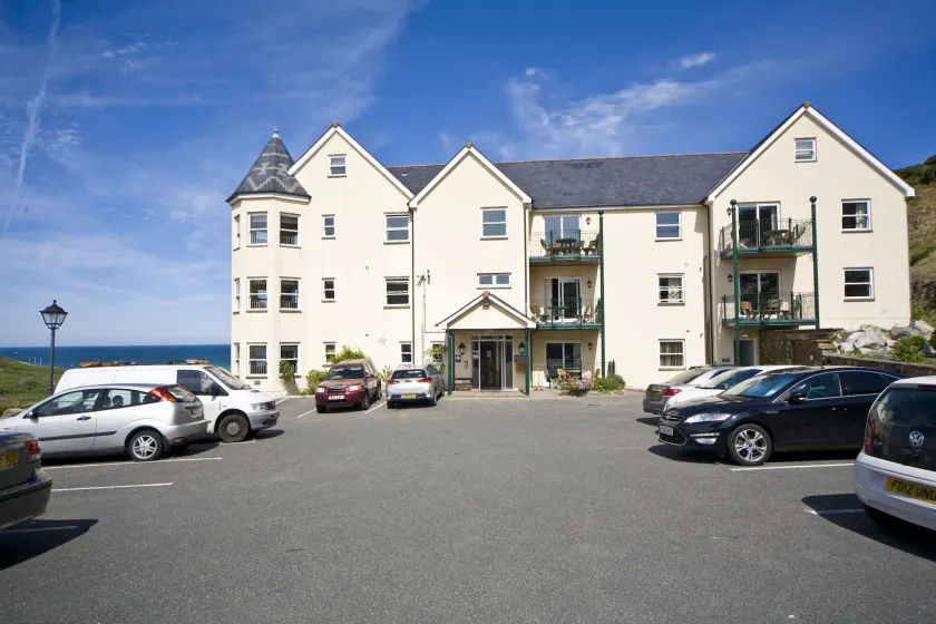 Beachcombers Apartments - Image 1