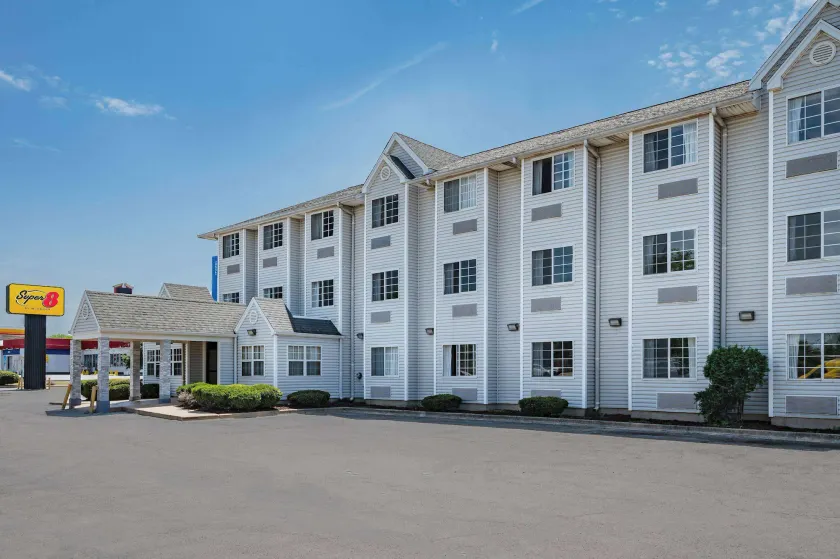 Super 8 by Wyndham Joliet - Image 1