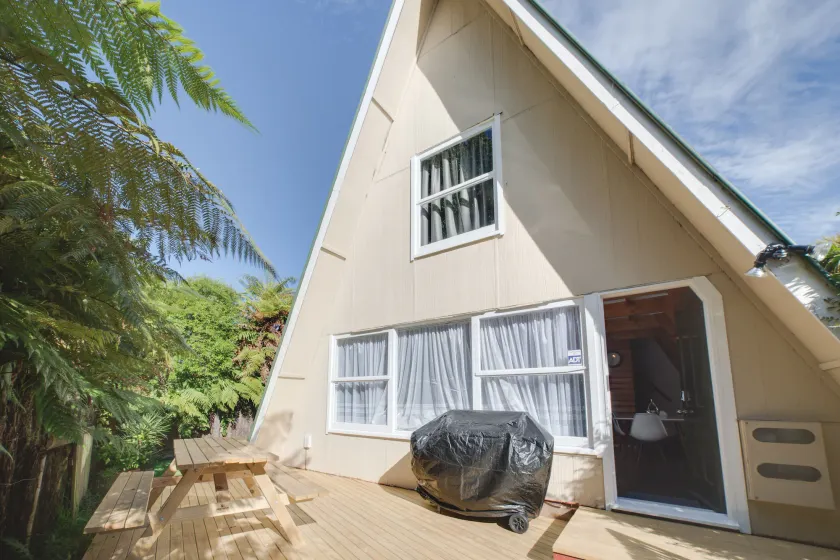 Awesome 3 bed Rotorua Lake House - Image 1