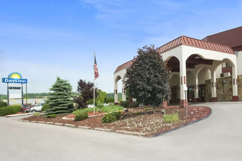 Ramada by Wyndham Pittsburgh/New Stanton - Image 1