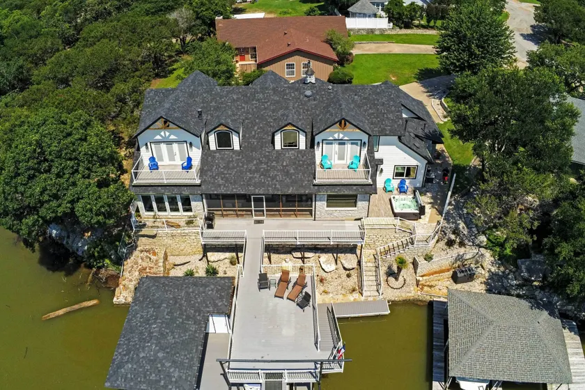 Lavish Lake House, Near Vineyards + Marinas! - Image 1