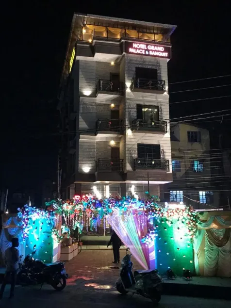 Hotel Grand palace & Banquet - Image 1