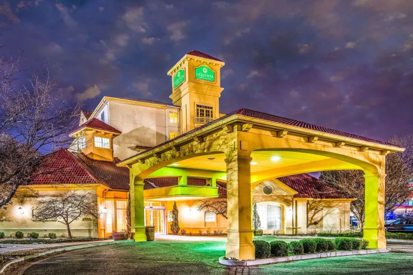 La Quinta Inn & Suites by Wyndham Colorado Springs South AP - Image 1