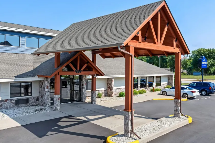 AmericInn by Wyndham Sturgeon Bay - Image 1