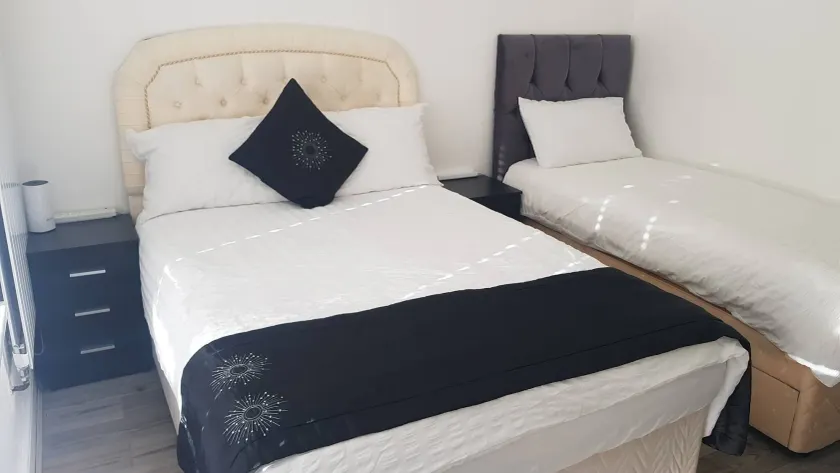 GATWICK ROOMs-TRAVEL SERVICE-AIRPORT PARKING - Image 1