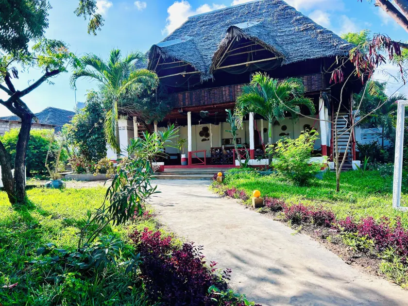 Tropinest bungalows & hostel - Image 1