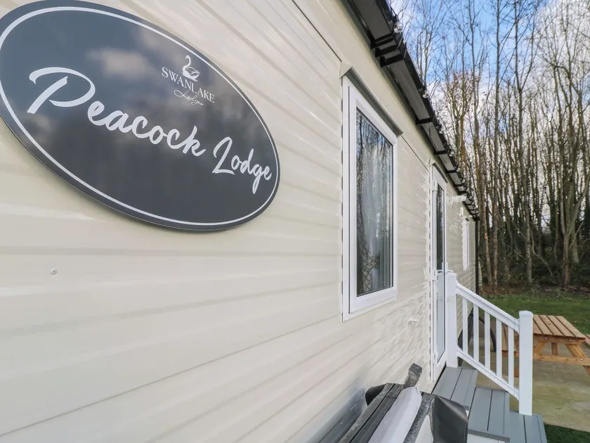 Peacock Lodge - Image 1