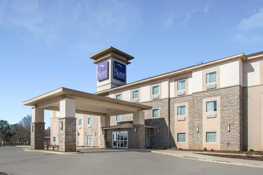 Sleep Inn & Suites Meridian - Bonita Lakes - Image 1
