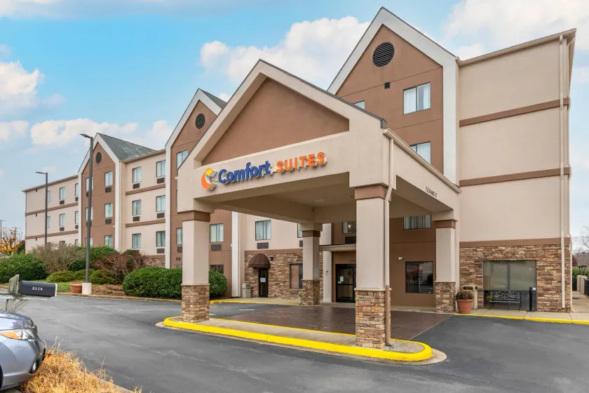Comfort Suites Johnson City near University - Image 1