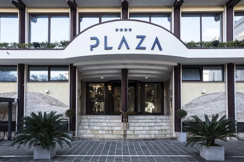 Hotel Plaza - Image 1