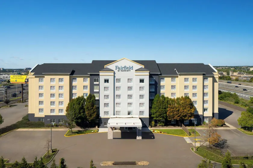 Fairfield Inn & Suites by Marriott Newark Liberty International Airport - Image 1
