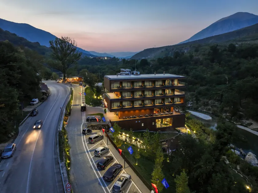 Uji i Ftohte Hotel - Image 1