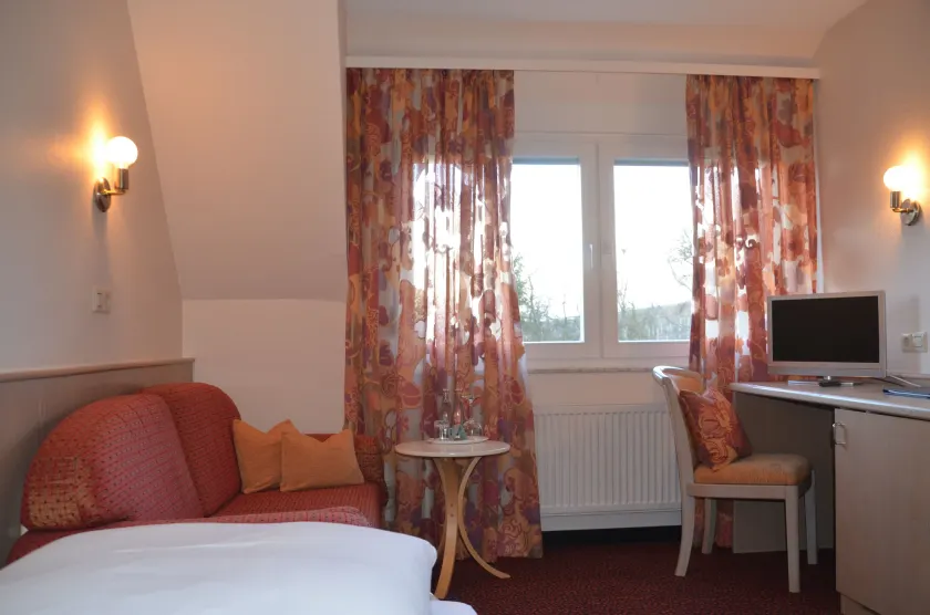Castell Hotel & Restaurant - Image 1