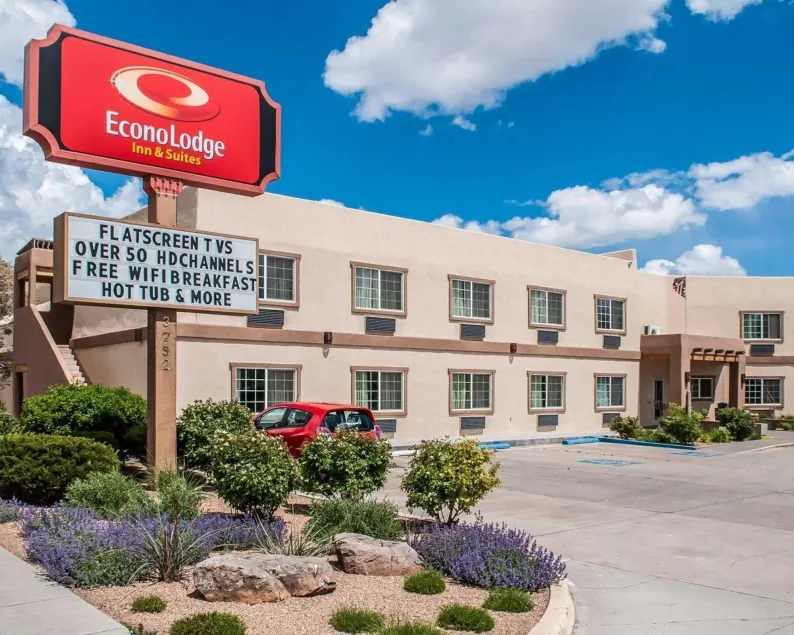 Econo Lodge Inn & Suites Santa Fe South - Image 1