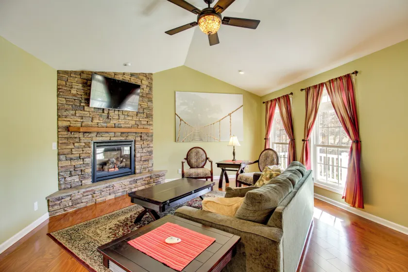 Waterfall Hikes: Secluded Mtn Retreat in Pikeville - Image 1