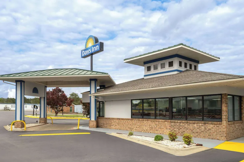 Days Inn by Wyndham Weldon Roanoke Rapids - Image 1