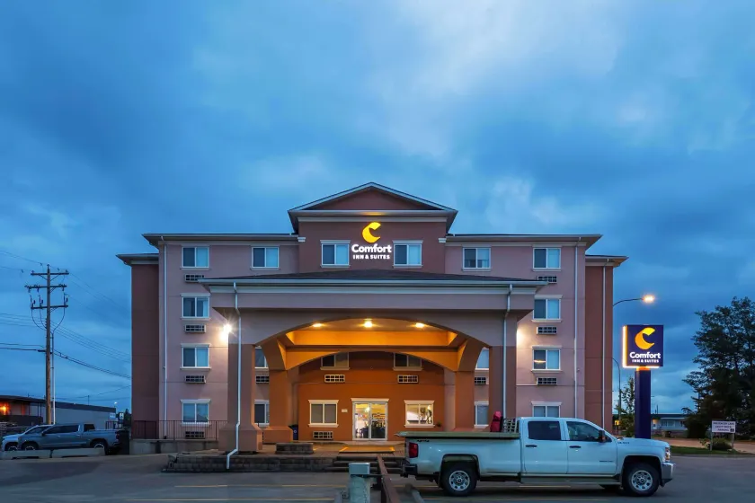 Comfort Inn & Suites - Image 1