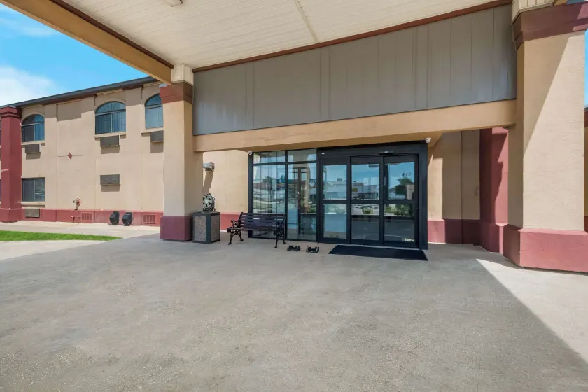 Quality Inn & Suites Oklahoma City North - Image 1