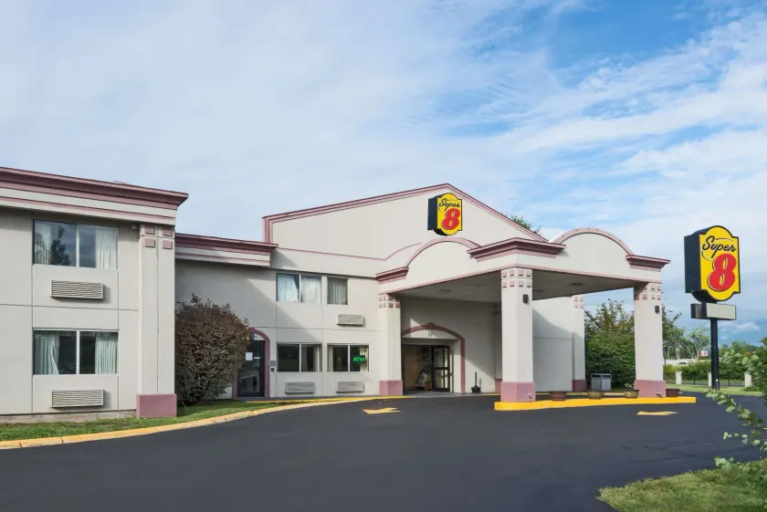 Super 8 by Wyndham Hartford - Image 1
