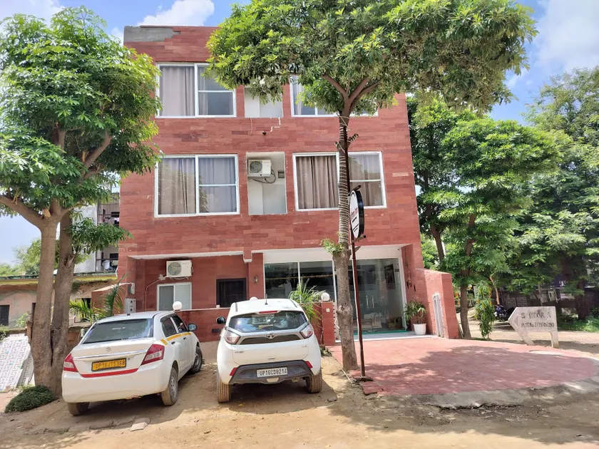 Saffron Inn - Near India Expo Mart - Image 1