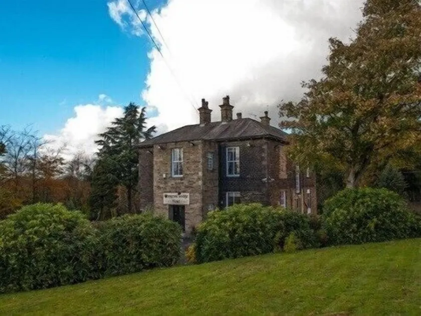 Gomersal Lodge Hotel - Image 1