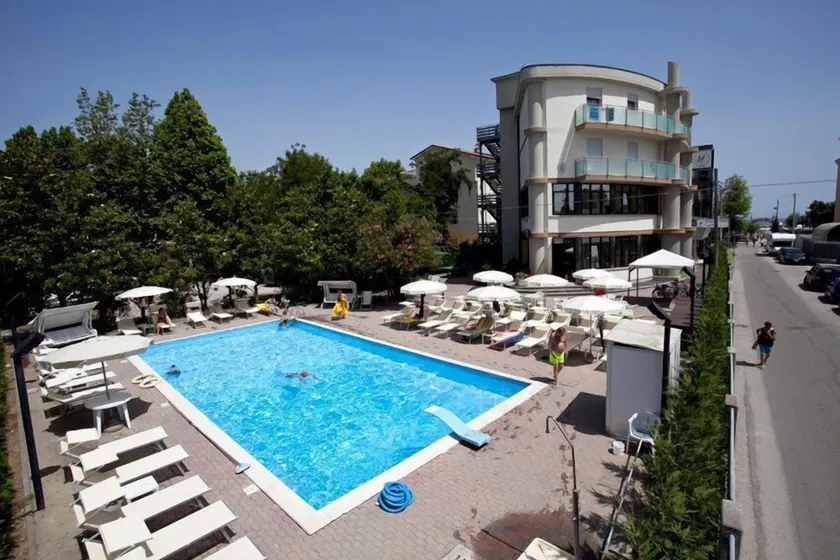 Hotel Capitol - Image 1