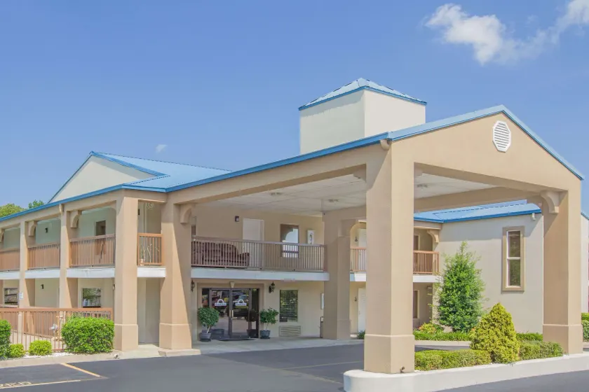 Days Inn & Suites by Wyndham Pine Bluff - Image 1