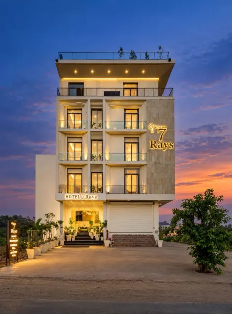 7 rays hotel - Image 1