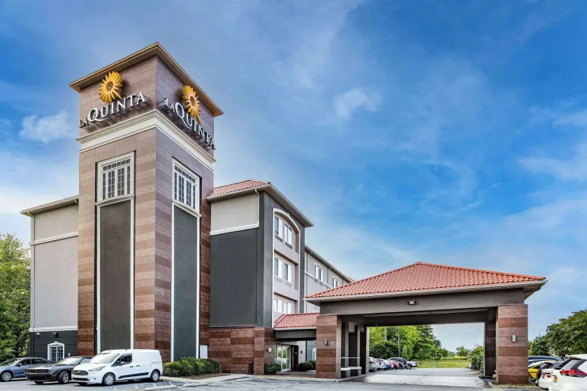 La Quinta Inn & Suites by Wyndham Norfolk - Image 1
