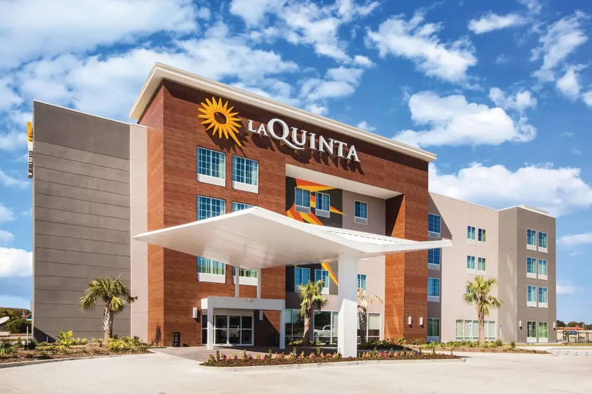 La Quinta Inn & Suites by Wyndham Baton Rouge - Port Allen - Image 1