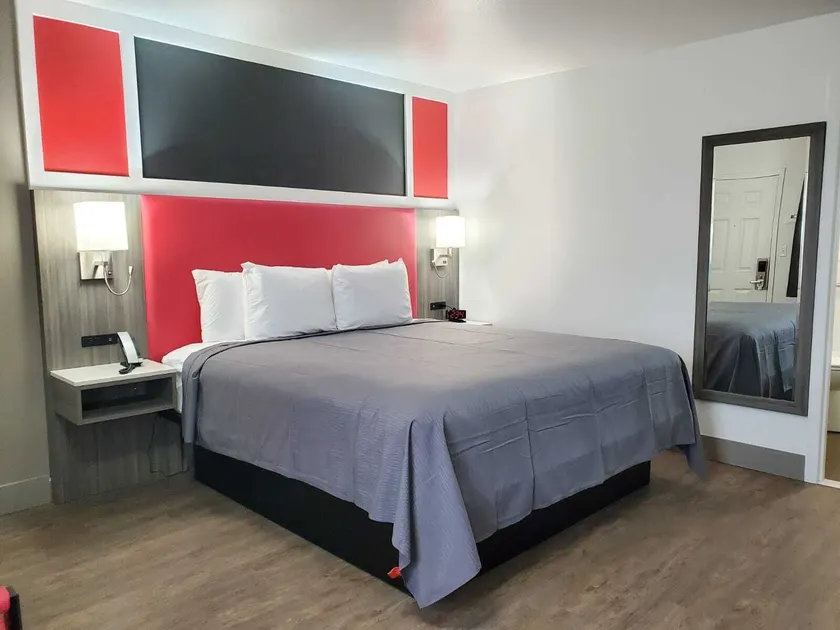 Seven Seas Inn & Suites - Image 1