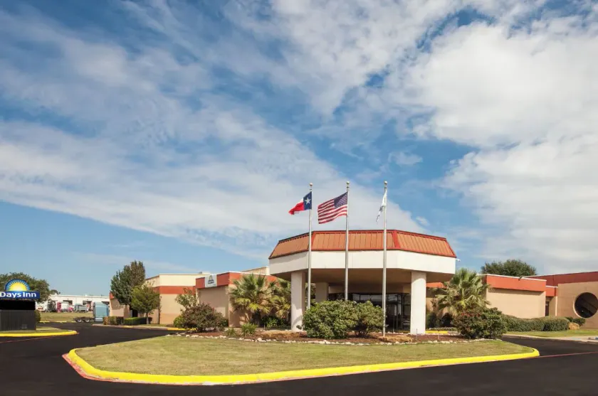 Days Inn by Wyndham Sherman - Image 1