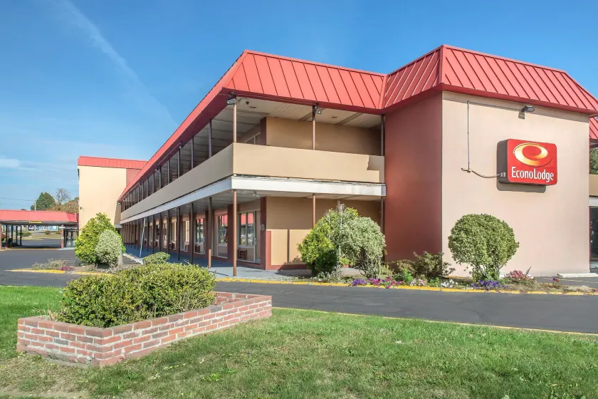 Econo Lodge - Image 1