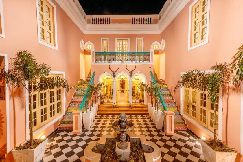 HOTEL WHITE RABBIT - Lobby