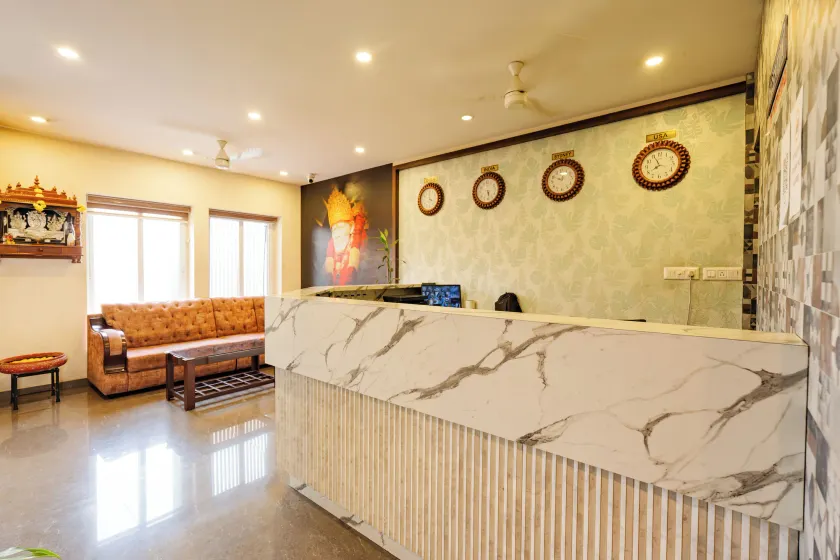 Hotel Rajdhani Inn & Suites - Lobby