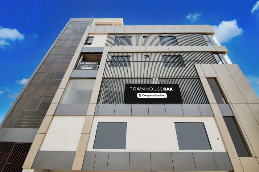 Super OYO Townhouse Oak Ratanpur Panki - Image 1