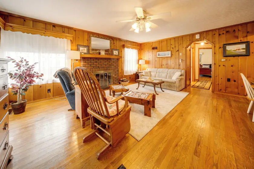 Walk to Edinboro Lake: Cozy Cottage w/ Porch! - Image 1