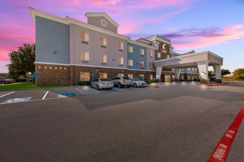 Comfort Suites Bastrop - Image 1