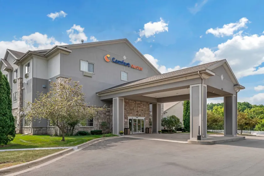 Comfort Suites Lake Geneva East - Image 1