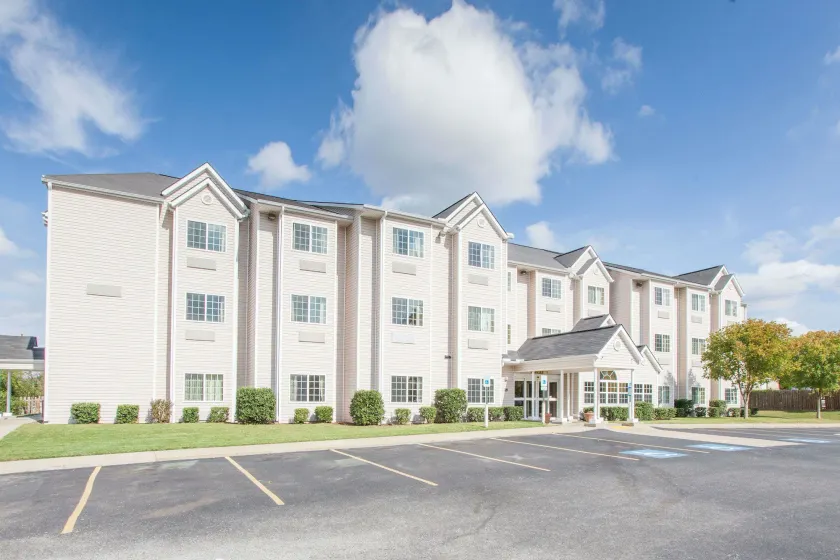 Microtel Inn by Wyndham Rogers - Image 1