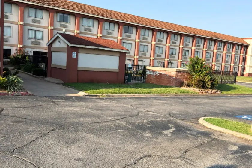 Broadway INN & SUITES OKC - Image 1