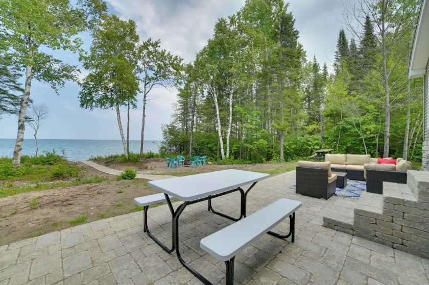 Cheboygan Getaway w/ Fire Pit & Lake Access! - Interiör