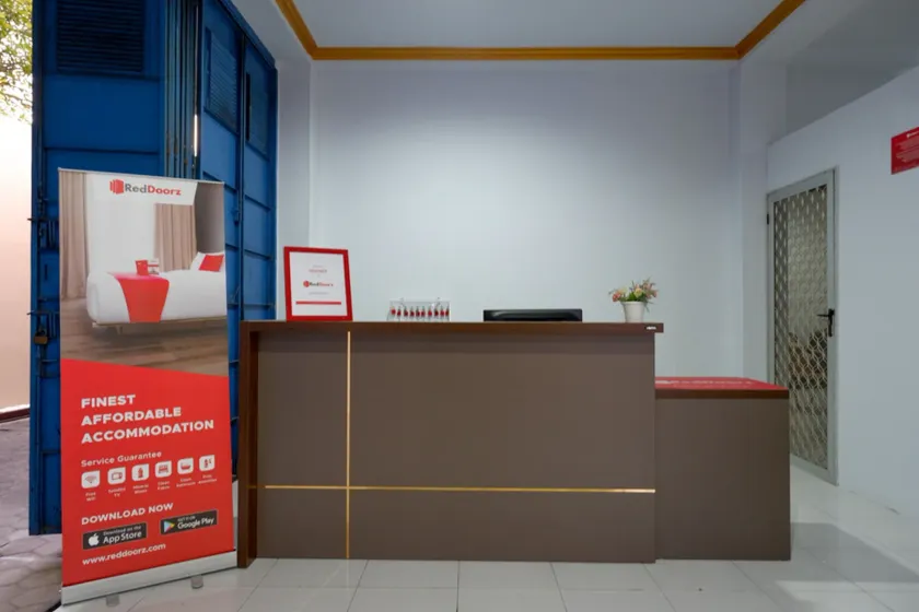 RedDoorz near GOR Satria 3 - Reception
