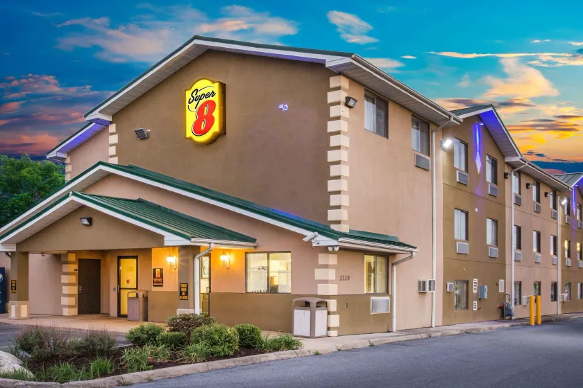 Super 8 by Wyndham Harrisonburg - Image 1