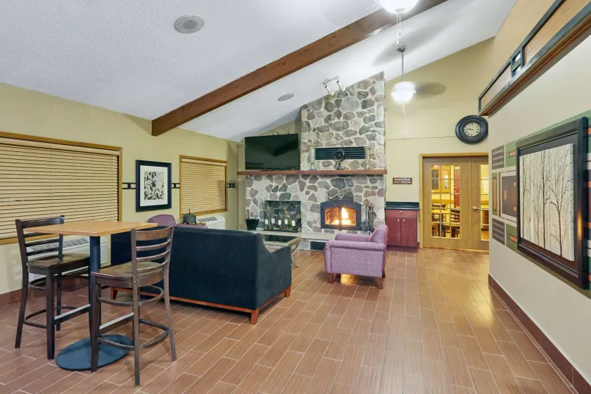 AmericInn by Wyndham Burlington - Lobby